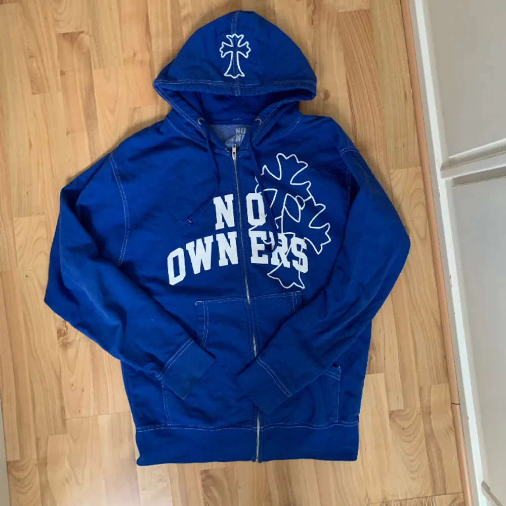 Blå hoodie storlek M i bra skick. Märket är Noownerss på instagram. Helt slutsåld och går inte att få tag på mer. Nypris: 600kr+frakt från Usa. Hoodies.