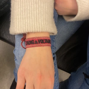 Zadig armband  - Säljer på grund av att den inte kommer till användning💋 helt okej skick ena pompom lite sönder och pris kan diskuteras 