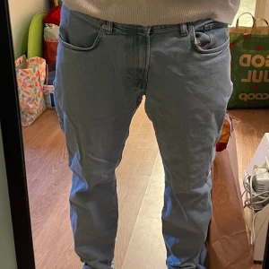 Blåa regulator fit jeans - Blåa regular fit jeans i storlek 34/32 som är i perfekt skick ( de är lite för små på låten för modellen)