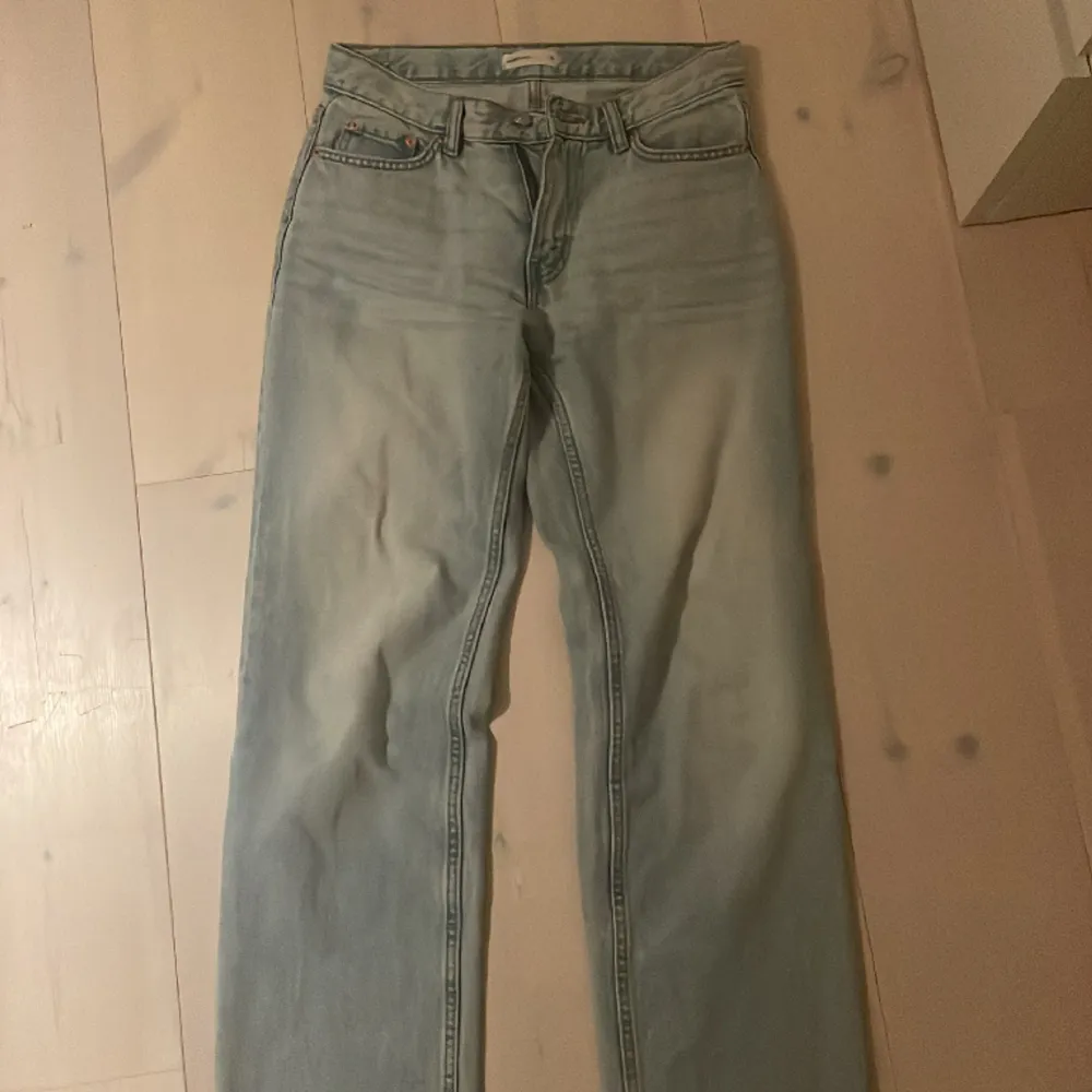 Säljer dessa perfekt jeans från Gina, dom är låga i midjan och lite vidare i benen. De är tyvärr förstora för mig och kommer därför inte till användning.💗Dom är i storlek 34 men skulle säga att dom är ganska stora i storleken.. Jeans & Byxor.