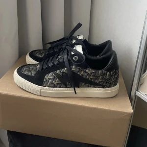 Zadig skor - Säljer mina as snygga zadig skor, mycket använda men mest slitage på insidan. (Kom privat för bilder från nu) Rengör dem innan den skickas! Köp direkt för 2000 + frakt! Nypris 3800kr. Kartong och dustbag medföljer ❤️