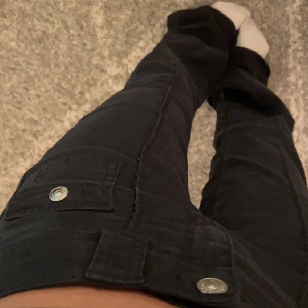Populära lågmidjade jeans från Hm💞, de är använda ett fåtal gånger! Säljer då de är lite för långa för mig!. Jeans & Byxor.