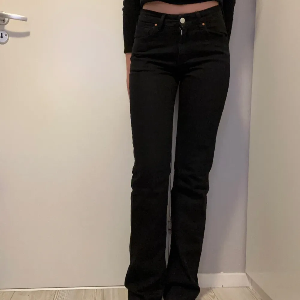 Säljer mina lågmidjade jeans ifrån Bikbok. De är raka i modellen och använda endast fåtal gånger!. Jeans & Byxor.