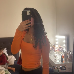 En orange tröja -  säljer denna fina orangea topp på grund av att den inte längre kommer till någon användning. Passar perfekt när man fått färg 