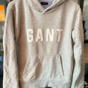 GANT Hoodie  - Snygg grå hoodie från GANT i ett väldigt gott skick. Storlek 176 cm (16 YRS)