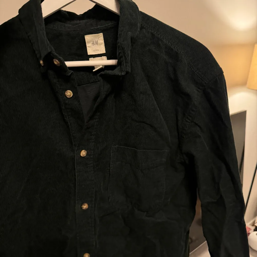 Mörkgrön skjorta i manchester från H&M. Använd max 3 gånger. Inga fläckar eller skador. Storlek M i regular fit. True to size! 💚. Skjortor.
