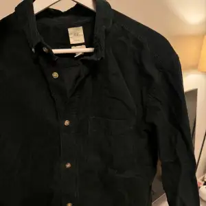 Mörkgrön skjorta i manchester från H&M. Använd max 3 gånger. Inga fläckar eller skador. Storlek M i regular fit. True to size! 💚
