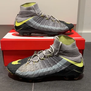 Nike Hypervenom Phantom 3 DF Revolution - Grå/Neon LIMITED EDITION - Nike Hypervenom Phantom 3 DF Revolution - Grå/Neon LIMITED EDITION  Skick: 9/10 Storlek: 44 Pris: 2699kr  Fler bilder eller funderingar kom priv