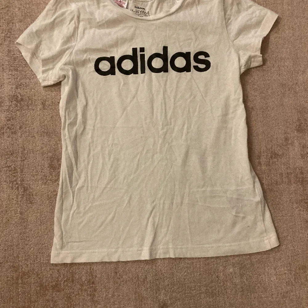 Enkel bomullstshirt från märket Adidas. Mycket fint skick och använd fåtalet gånger🌸. T-shirts.