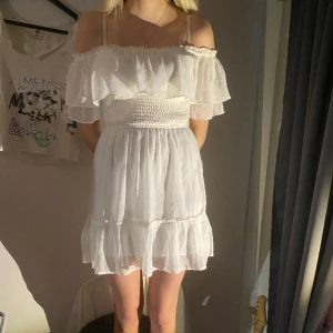Söt klänning  - Vit kortklänning från Hollister. Superfin och i väldigt bra skick men kommer tyvärr inte till användning 🥰