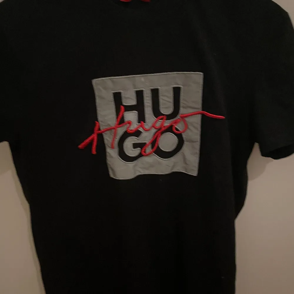 En svart Hugo boss t-shirt i storlek Small som är i väldigt bra skick och knappt använd . T-shirts.