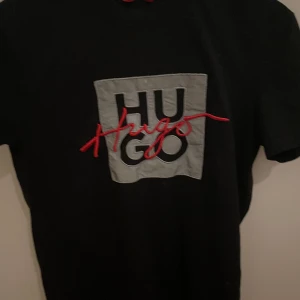 HUGO BOSS T-Shirt  - En svart Hugo boss t-shirt i storlek Small som är i väldigt bra skick och knappt använd 