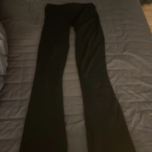 Yoga pants  - Säljer nu dessa lågmidjade svarta yoga pants byxor skitsnygga men har två par likadana därför provar jag lägga upp ett par och se om de finns intresse