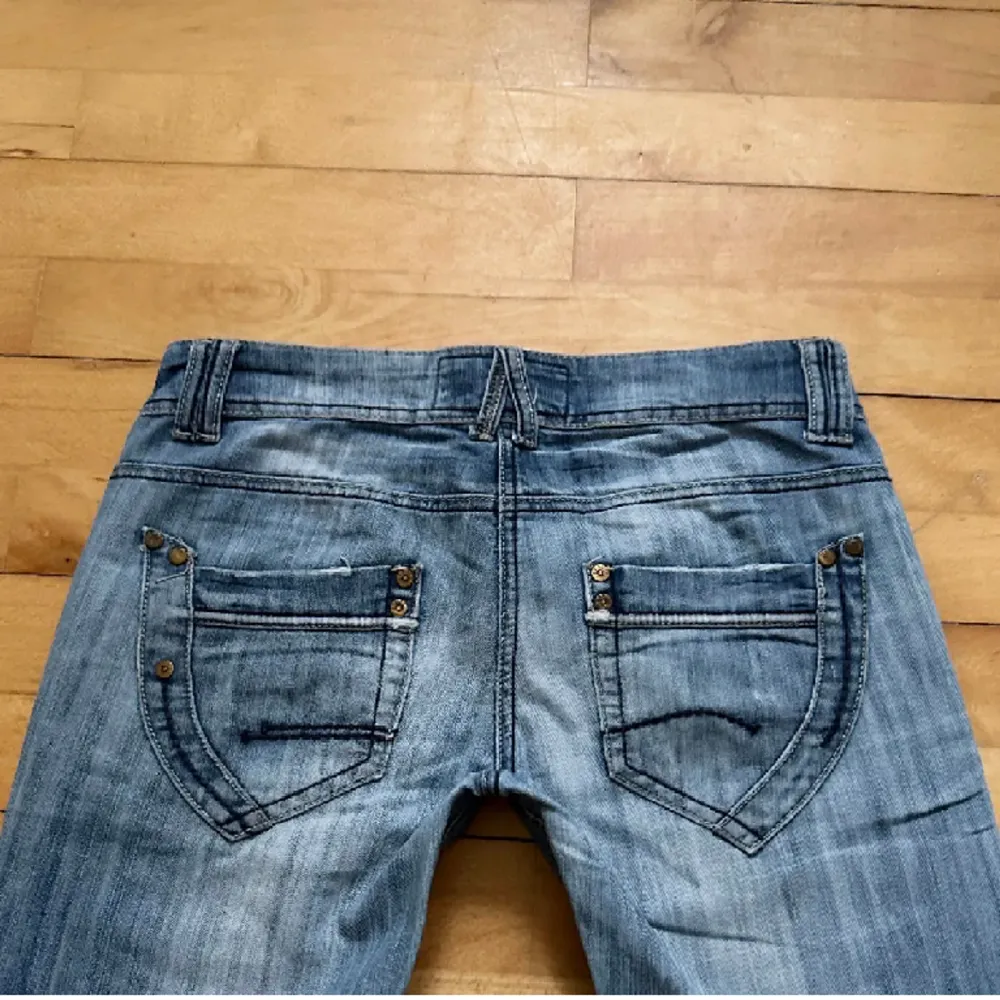 Lågmidjade vintage jeans från yesyes 🫶🏼 Byxorna är 40 cm rakt över midjan, innerben 83💗 . Jeans & Byxor.