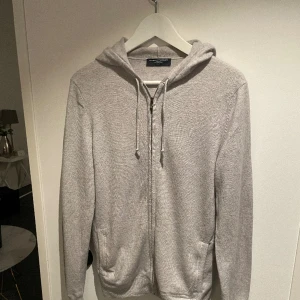 Kashmir zip hoddie  - Säljer denna zip hoddie gjort av blandning av Kashmir och Merino. Tröjan är i ett väldigt bra skick och är i storlek S. Tveka inte att höra av dig vid minsta fundering! 😃