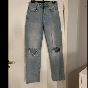 Blåa jeans med hål i - Byxor från Gina tricot, sitter väldigt snyggt på men inte min smak längre