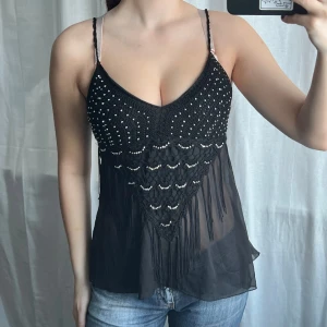 Svart topp - Vintage svart topp med strass och fransar. Stretchig och reglerbara band 🖤