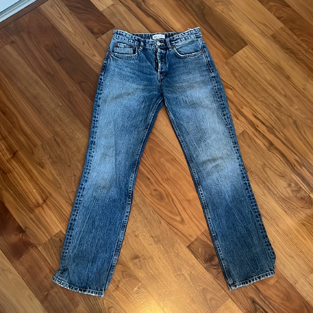 Lågmidjade jeans från Zara. Köpare står för frakt🥰jag är 174 lång. Jeans & Byxor.