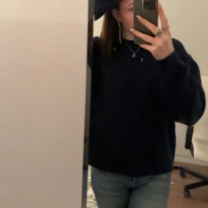 Mörkblå tröja - Säljer denna mörkblå tröjan från hm som inte säljs längre!. Den e super skön och mysig 💕