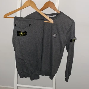 Stone island dress - Stone island dress. Använder inte mer. Ny pris 1500kr Mitt pris 699kr Byxor M Tröja S. Kom med bud!