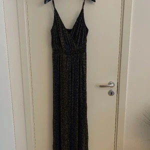 Jumpsuit glittrig - Fest-jumpsuit från bikbok med vida ben. 