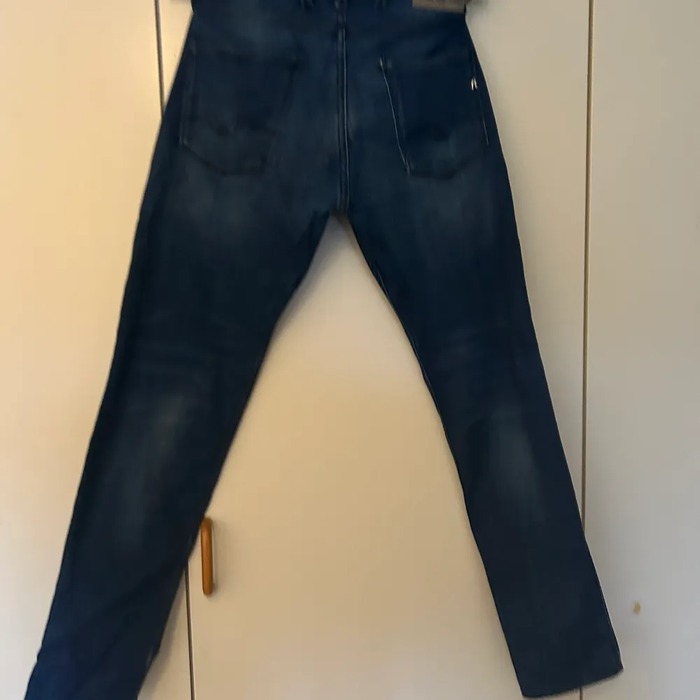 Jag säljer dessa replay ambass jeans eftersom jag inte använder längre. Dom är knappt använda och är i väldigt bra skick. Kom privat för mer frågor eller funderingar.. Jeans & Byxor.