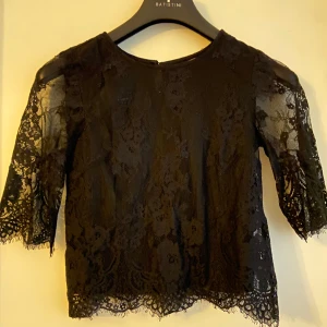 Svart spetströja med trekvartslånga ärmar - Storlek:XS Från: Gina Tricot Fin spetströja med undertröja (bara ärmar som kan ses igenom) 