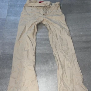 Vintage lågmidjade byxor utan fickor och med detaljer - Innerben:76 cm. Midja:37 cm. Dessa är vintage men ser/känns helt nya. Från märket ”fresh spirit” och i en bootcut och lågmidjad modell. Tyvär för små på mig så inga fler bilder på tyvär! Kan diskutera pris men annars tryck gärna på köp nu<3