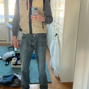 Woodbird jeans i - Woodbird jeans (32/32) bra skick på byxorna. Använder de inte längre. Hör av dig vid funderingar.