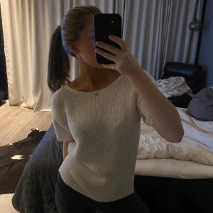 Vit stickad t-shirt  - Super söt men kommer itne till användning längre, tryck gärna på köp nu!💕💕