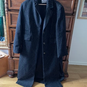 Lång kappa  - Jättefin mörkblå kappa från weekday, knappt använd! Stl s men passar m, nypris 1000kr