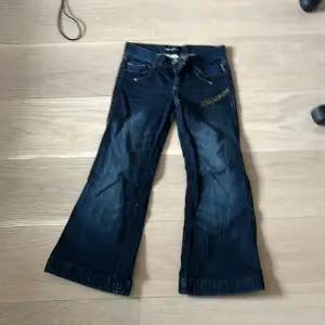 Ny skick, fina jeans som är straight/flare. Jag hittade de längst in i garderoben och de är väldigt för små för mig, skulle gissa att de är i storlek 146. Fråga göra om ni vill ha mer information. 
