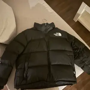 1996 Retro Nupste Jacket från North Face. Ny pris 3900kr. I god skick, storlek XL i damstorlek men passar även som herrplagg! 