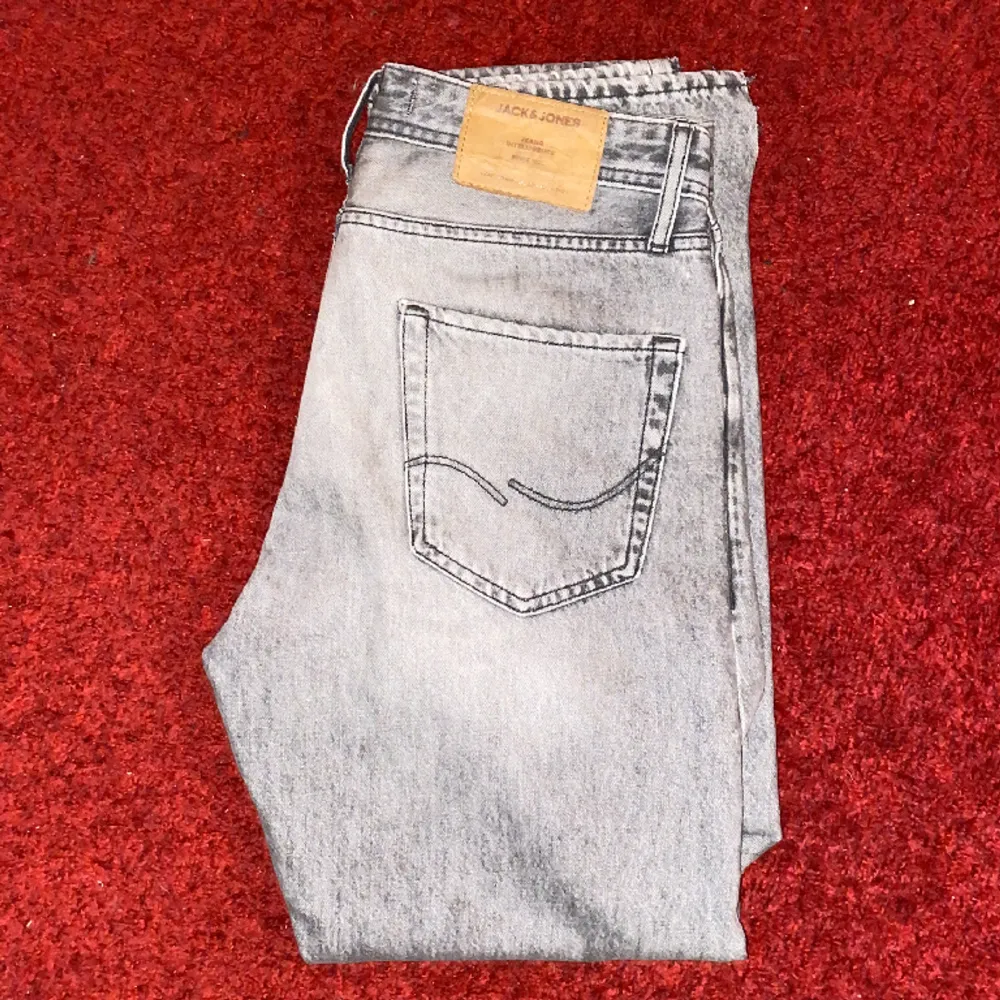Gråa Jack & Jones jeans, bra skick lite slitna längst ner, passar t allt . Jeans & Byxor.