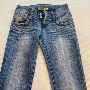 Lågmidjade jeans - Så snygga lågmidjade jeans! Säljer pga att de är för långa för mig och sitter lite tajt, storlek 36💗 Innerbenslängden är 82 cm och midjemåttet tvärs över är 35 cm!