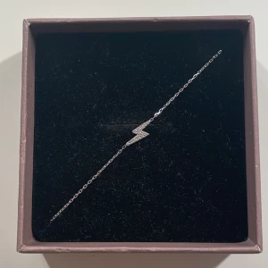 Edblad silver sparkle blixt armband - Säljer detta silver armbandet med en glittrig blixt från Edblad eftersom den inte kommer till användning längre! Änvänd ganska mycket men är ändå i bra skick🌟Jag köpte den för 299 kr!