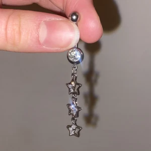 Navelpiercing med stjärnor - Jättesöt navelpiercing med stjärnor. Helt ny och oanvänd! Skriv om du har frågor eller vill ha fler bilder  Frakt: 18 kr om köpet går direkt via swish