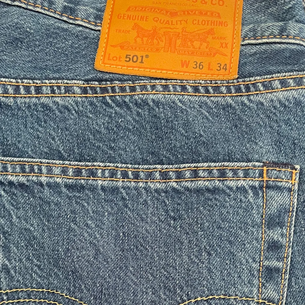 Levis 501 i storlek 36/34. Väldigt bra skick då jag nästan aldrig använt jeansen.. Jeans & Byxor.