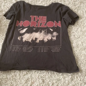 The Horizon tröja från Gina. - Snygg tröja från Gina i Xs. Med The Horizon. Den är i bra skick, väldigt mjukt och skönt  material💕