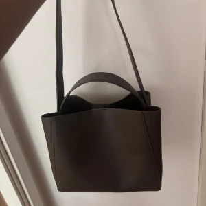 Snygg väska - Väska från Gina tricot, slutsåld på hemsidan. Bara använd en gång av mig, säljer då jag har för många väskor. Har kortat ned bandet så man kan ha den på axeln istället för crossbody. I nyskick. Skriv för fler bilder ❤️