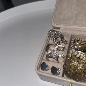 silver smycken  - 4 par örhängen och en ring, bra skick knappt använda. ett par örhängen har ej ploppar. Ringen är stjusterbar