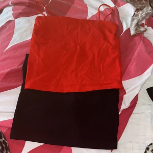 Två linnen - Två linnen som är helt oanvända och nya. Har fortfarande sitt prislappar på (den röda var tsm med svarta). Passar både S och xs. Har dubbeltyg vid brösten.   Nypris:199kr. Köparen står för frakten ❤️