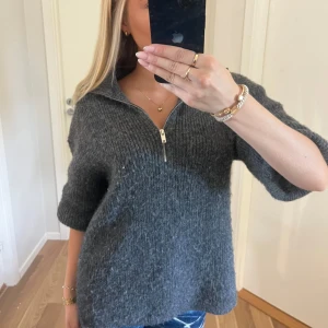 Stickad tröja grå - Väldigt fin och varm ull tröja, använd fåtal gånger så väldigt bra skick, värmer väldigt mycket på vintern🤗🤗