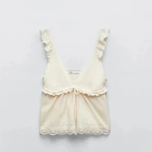 Jätte fin zara topp  - Säljer denna populära jätte fina topp från zara endast använd en gång av mig men köpt här på Plick. Hör av dig vid intresse! 💕