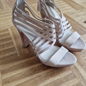 Klackskor  - Läder från japan. Oanvända pga jag egentligen har 38,5. Skulle säga att de passar 37-38