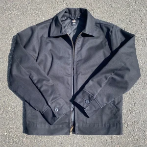 Eisenhower jacka, fodrad - Dickies - Snålt använd jacka i bra skick. Storlek S men skulle kunna passsa M.   Mått:  Längd: 66 cm Inre arm: 52 cm Bredd längst ned: 51 cm  Köpt på Asos