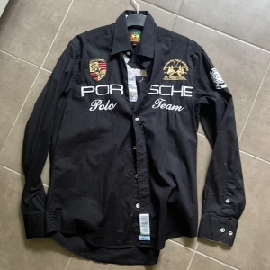 Svart skjorta - Svart skjorta från La martina med Porsche tryck. Väldigt sällsynt Storlek:M/S Skick:9/10 Nypris:1300kr 