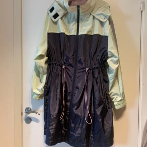 Regnjacka med luva & reflex - Superfin regnjacka med reflex detaljer på armarna. 