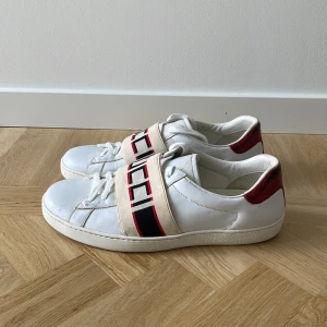 Gucci ace - Tjena! Säljer nu ett par riktigt feta Gucci ace skor i strl: 8,5 vilket motsvarar ungefär 43. Endast skorna medföljer! Hör av er vid minsta lilla fråga!!