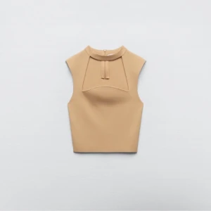 Zara- beige topp  - Jättefin och elegant topp ifrån zara. Beige och är storlek M. Säljer då den inte passar längre❣️